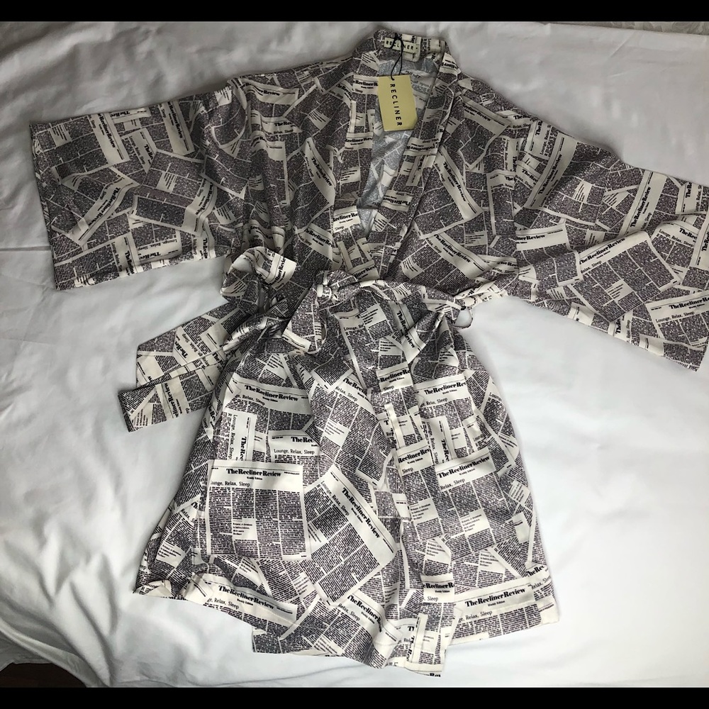 Recliner Newsprint 100% Satin Polyester Short Sleeve Kimono-like Robe NWT